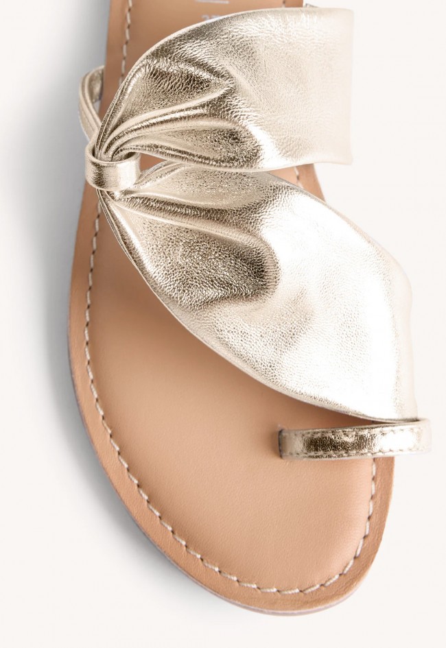 Sandalias planas doradas Gioseppo Kiserian: brillo elegante y estilo veraniego que estiliza