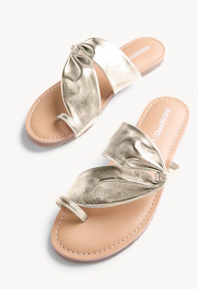 Sandalias planas doradas Gioseppo Kiserian: brillo elegante y estilo veraniego que estiliza