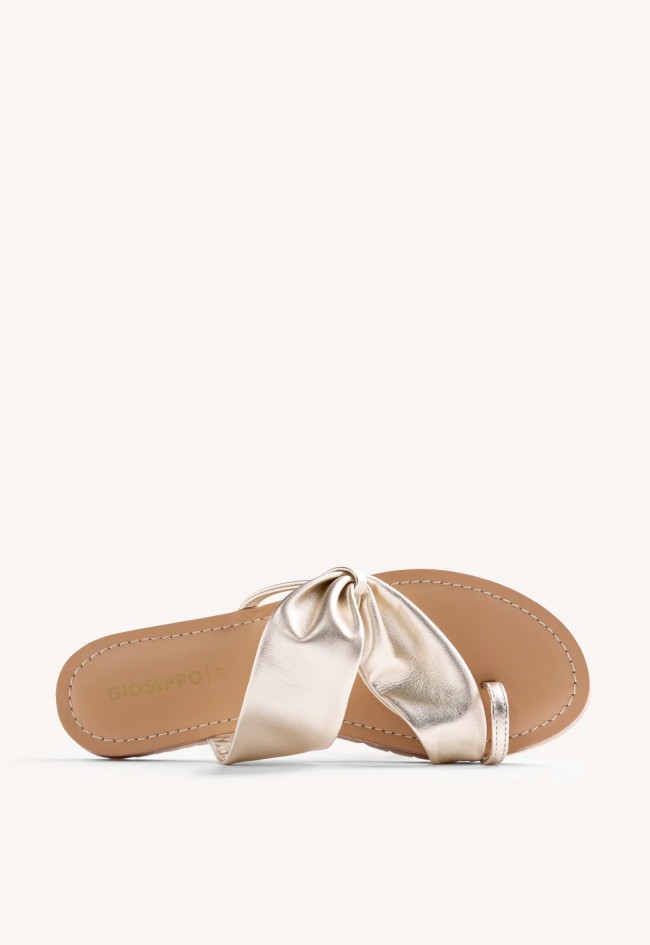 Sandalias planas doradas Gioseppo Kiserian: brillo elegante y estilo veraniego que estiliza