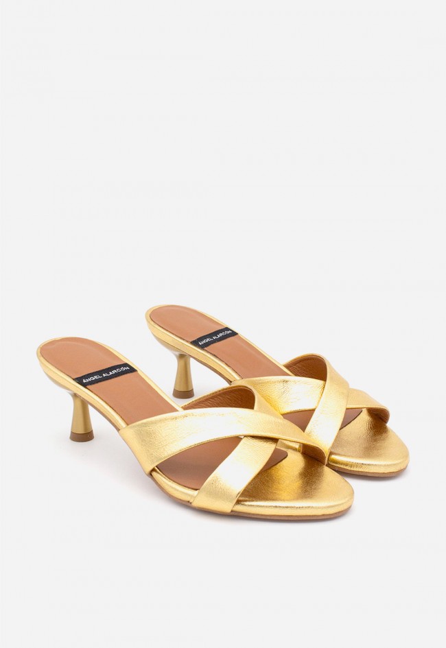 Mules dorados de tacón medio Ángel Alarcón Elodia: elegancia sofisticada y comodidad para cada ocasión