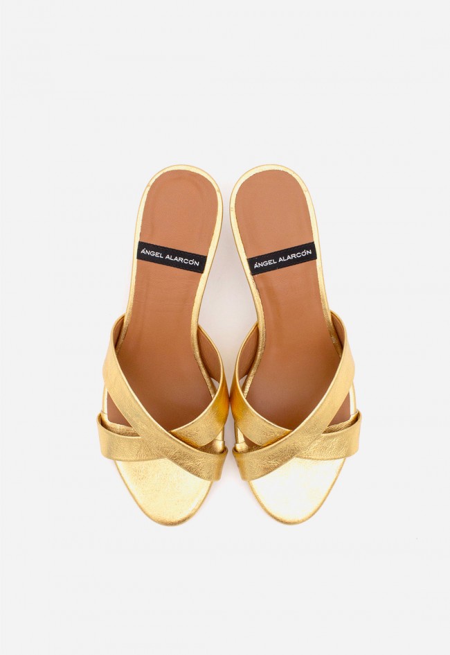 Mules dorados de tacón medio Ángel Alarcón Elodia: elegancia sofisticada y comodidad para cada ocasión