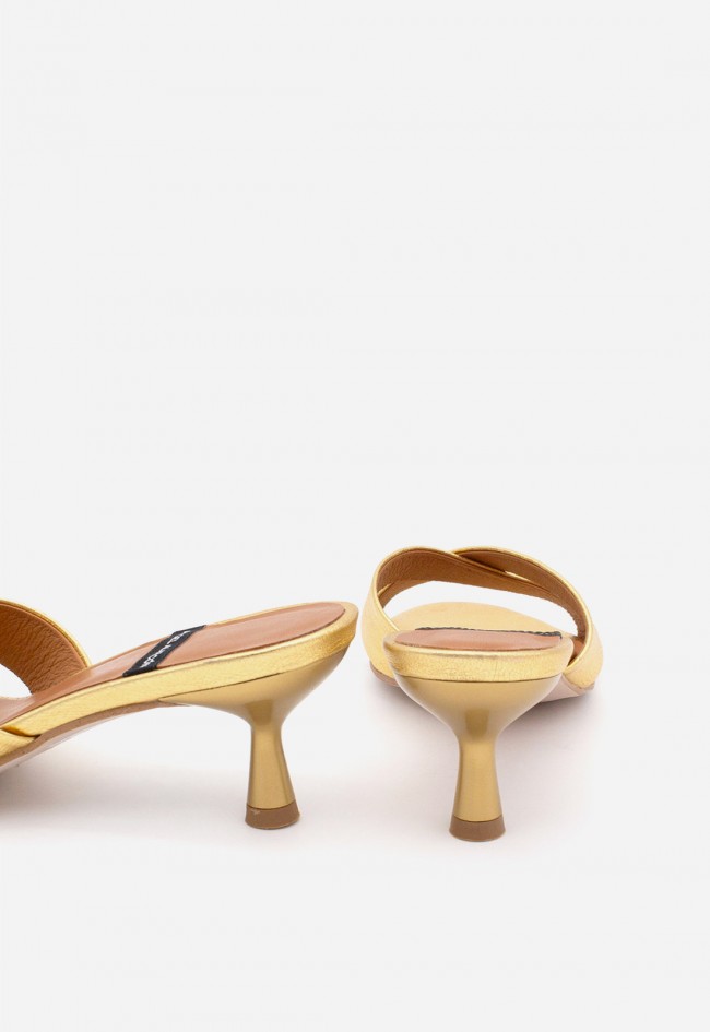 Mules dorados de tacón medio Ángel Alarcón Elodia: elegancia sofisticada y comodidad para cada ocasión