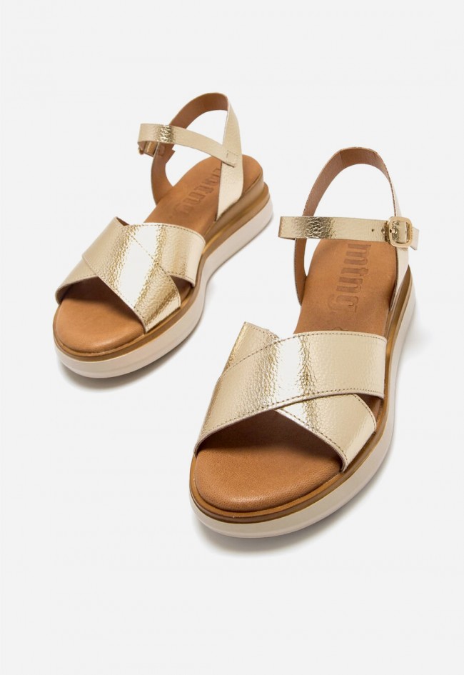 Sandalias de cuña doradas Mustang Daniela: comodidad ligera con estilo para el día a día