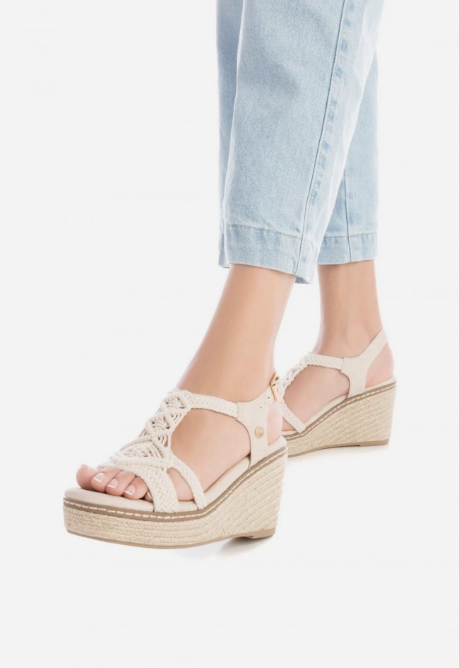 Sandalias de cuña y esparto XTI 14283401: comodidad veraniega con diseño macramé