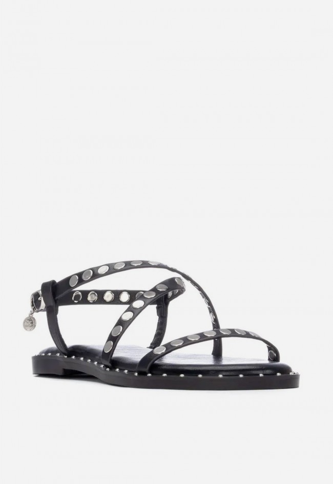 Sandalias planas negras Xti con tachuelas: estilo versátil y tendencia para diario