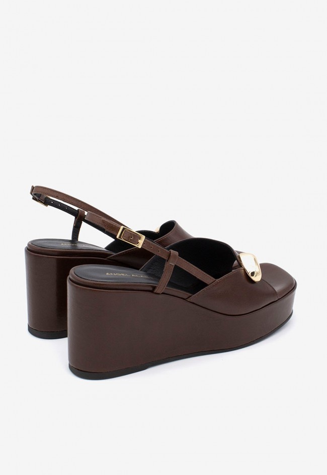 Sandalia de cuña de piel moka con adorno dorado Ángel Alarcón 26086-400R – elegancia para eventos