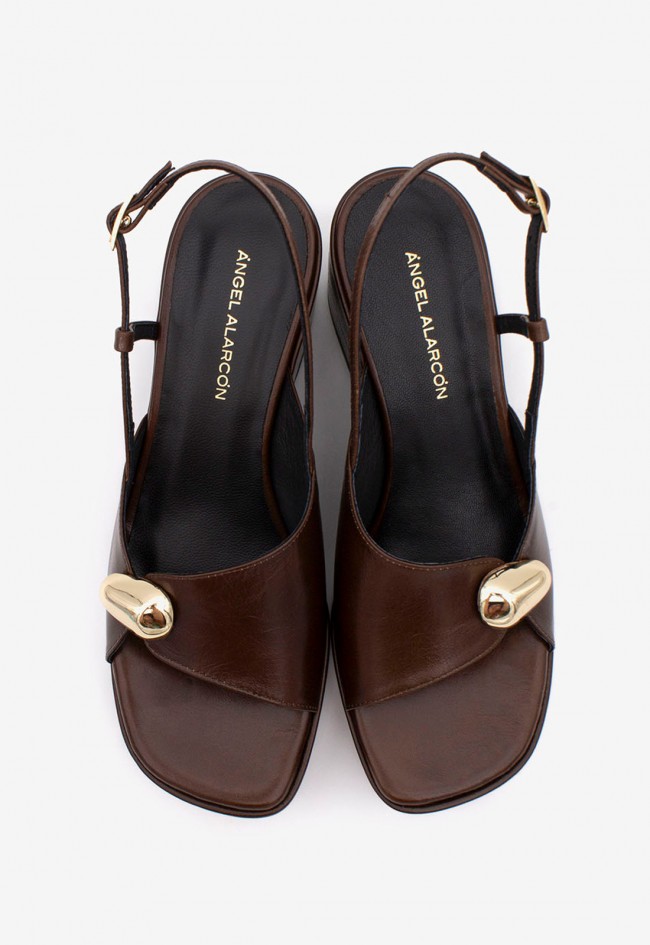 Sandalia de cuña de piel moka con adorno dorado Ángel Alarcón 26086-400R – elegancia para eventos