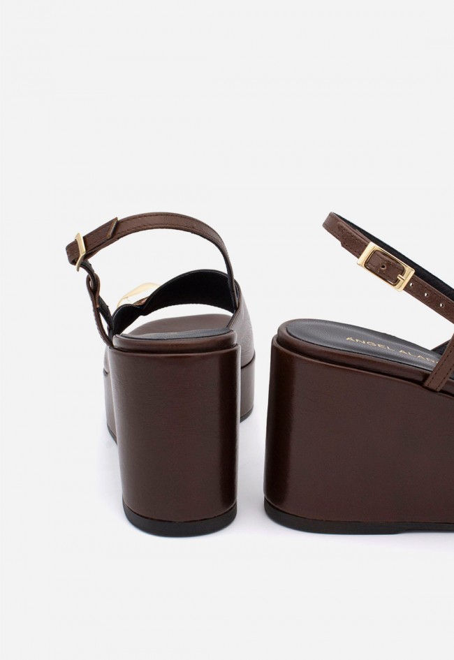 Sandalia de cuña de piel moka con adorno dorado Ángel Alarcón 26086-400R – elegancia para eventos