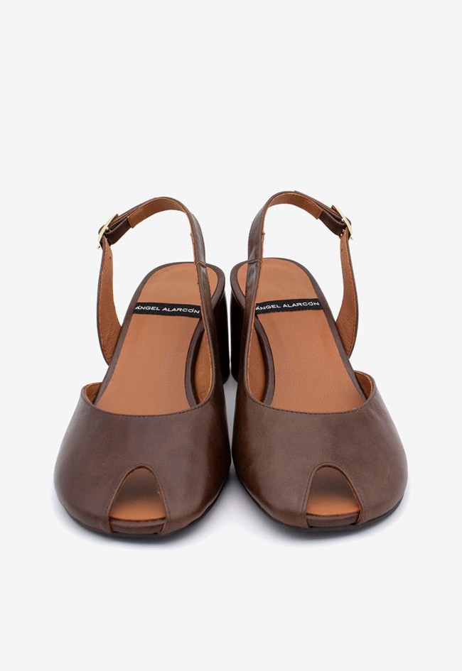 Zapato destalonado moka de mujer Ángel Alarcón 26065 – elegancia atemporal y comodidad para vestir