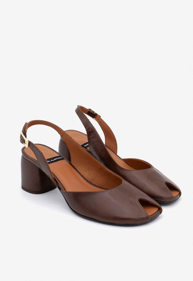 Zapato destalonado moka de mujer Ángel Alarcón 26065 – elegancia atemporal y comodidad para vestir