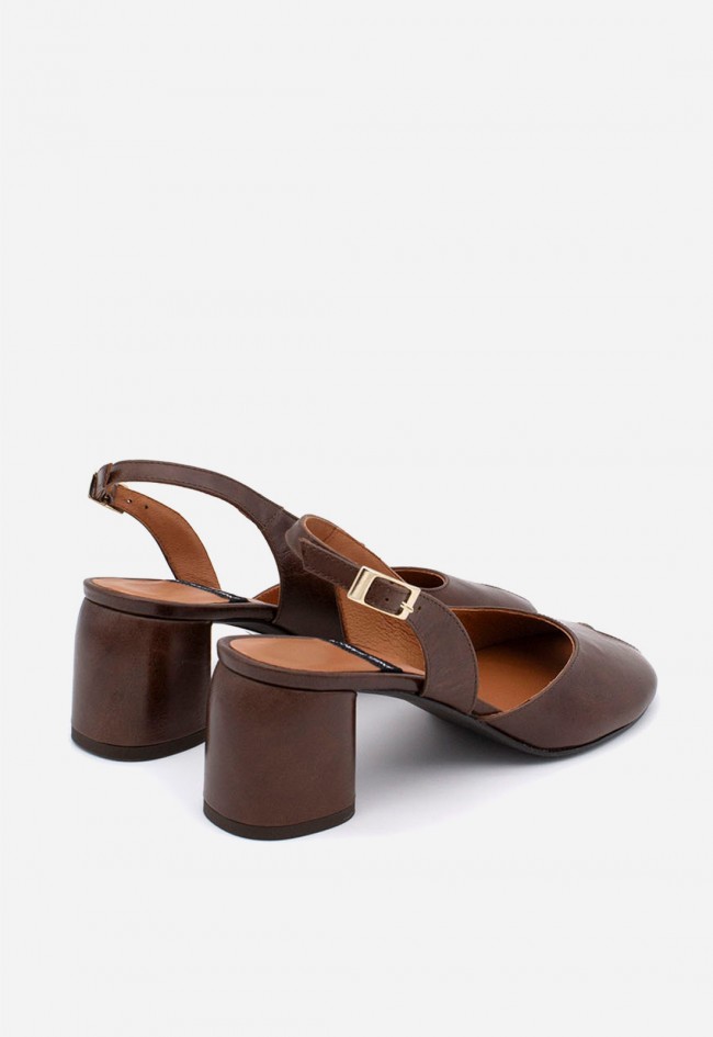 Zapato destalonado moka de mujer Ángel Alarcón 26065 – elegancia atemporal y comodidad para vestir