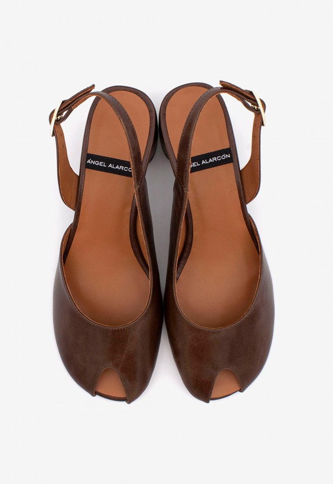 Zapato destalonado moka de mujer Ángel Alarcón 26065 – elegancia atemporal y comodidad para vestir