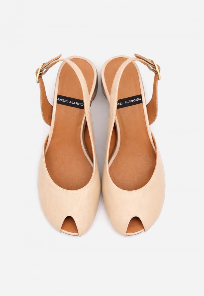 Zapato destalonado beige de mujer Ángel Alarcón 26065 – elegancia luminosa para vestir