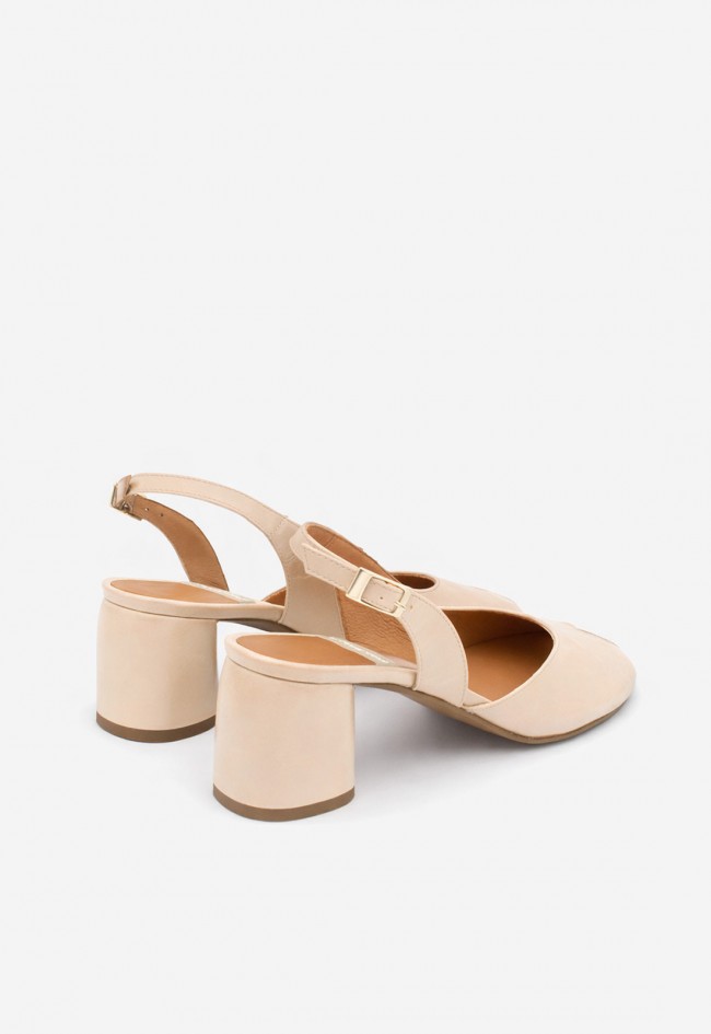 Zapato destalonado beige de mujer Ángel Alarcón 26065 – elegancia luminosa para vestir