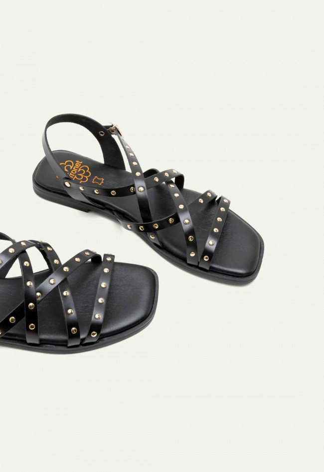 Sandalia plana negra con tachuelas doradas Porronet Blair 3223 – estilo artesanal y cómodo