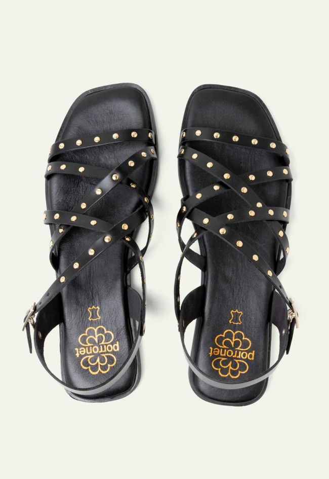 Sandalia plana negra con tachuelas doradas Porronet Blair 3223 – estilo artesanal y cómodo