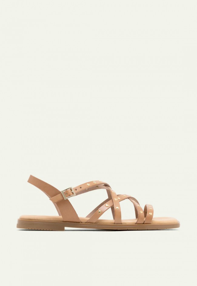 Sandalia plana taupe con tachuelas doradas Porronet Blair 3223 – estilo artesanal y versátil