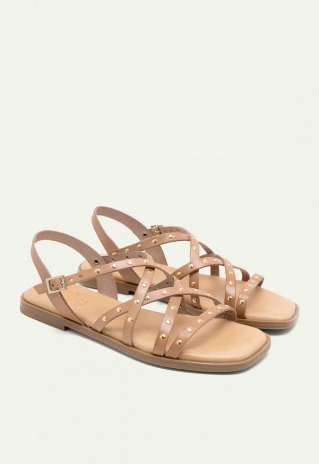 Sandalia plana taupe con tachuelas doradas Porronet Blair 3223 – estilo artesanal y versátil