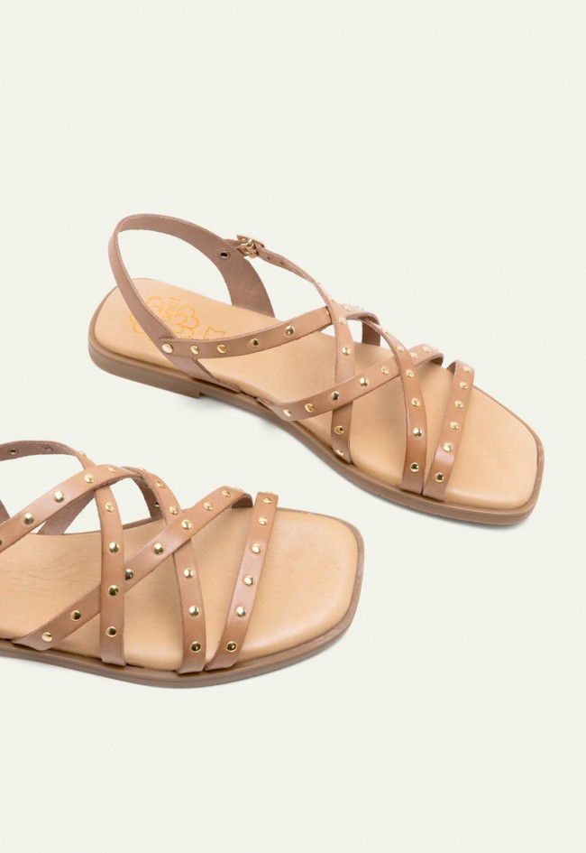 Sandalia plana taupe con tachuelas doradas Porronet Blair 3223 – estilo artesanal y versátil