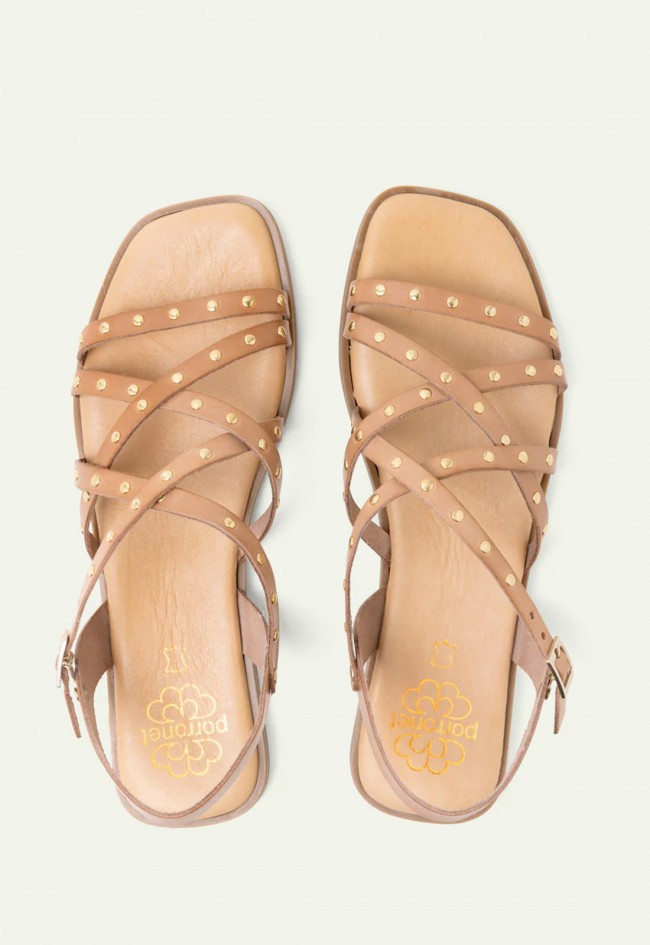 Sandalia plana taupe con tachuelas doradas Porronet Blair 3223 – estilo artesanal y versátil