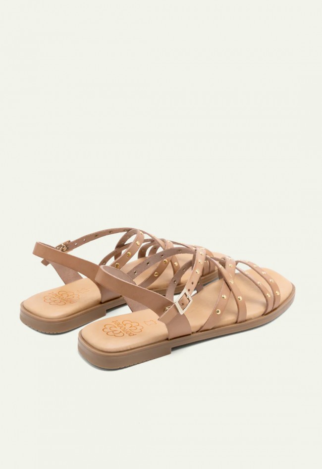 Sandalia plana taupe con tachuelas doradas Porronet Blair 3223 – estilo artesanal y versátil