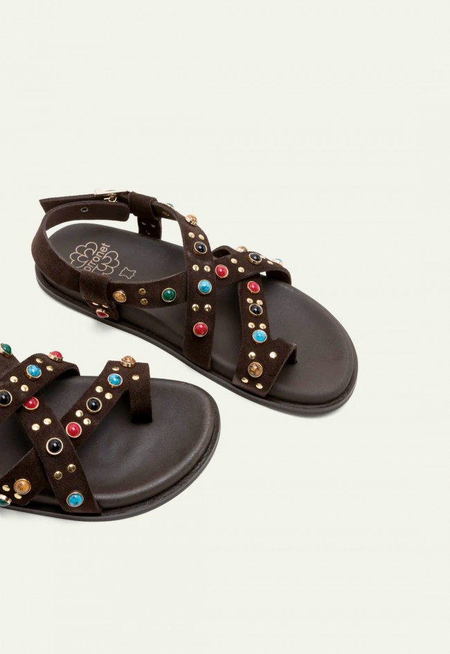 Sandalia plana moka con pedrería multicolor Porronet Hazel – estilo artesanal y boho chic