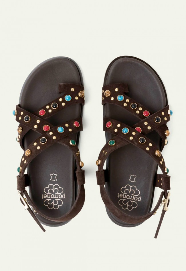 Sandalia plana moka con pedrería multicolor Porronet Hazel – estilo artesanal y boho chic