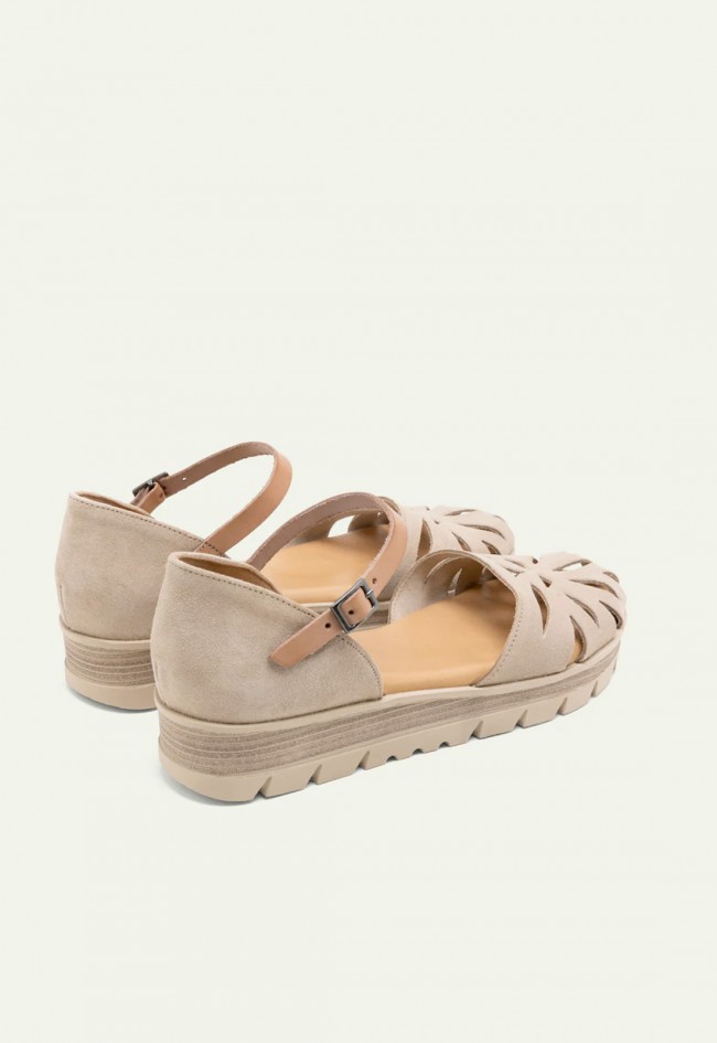 Sandalia cangrejera de serraje taupe arena Porronet Bruna – confort artesanal y estilo natural