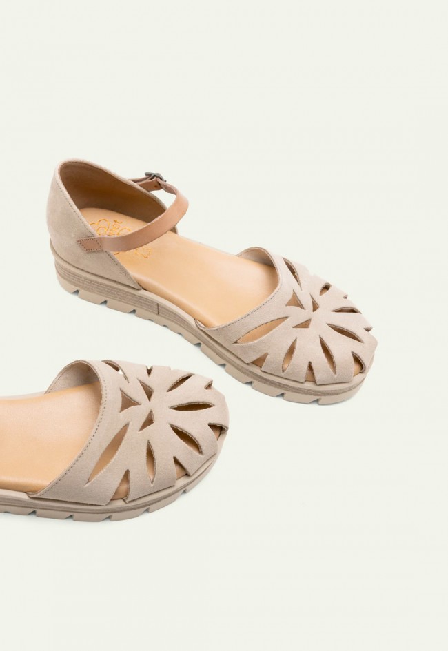 Sandalia cangrejera de serraje taupe arena Porronet Bruna – confort artesanal y estilo natural