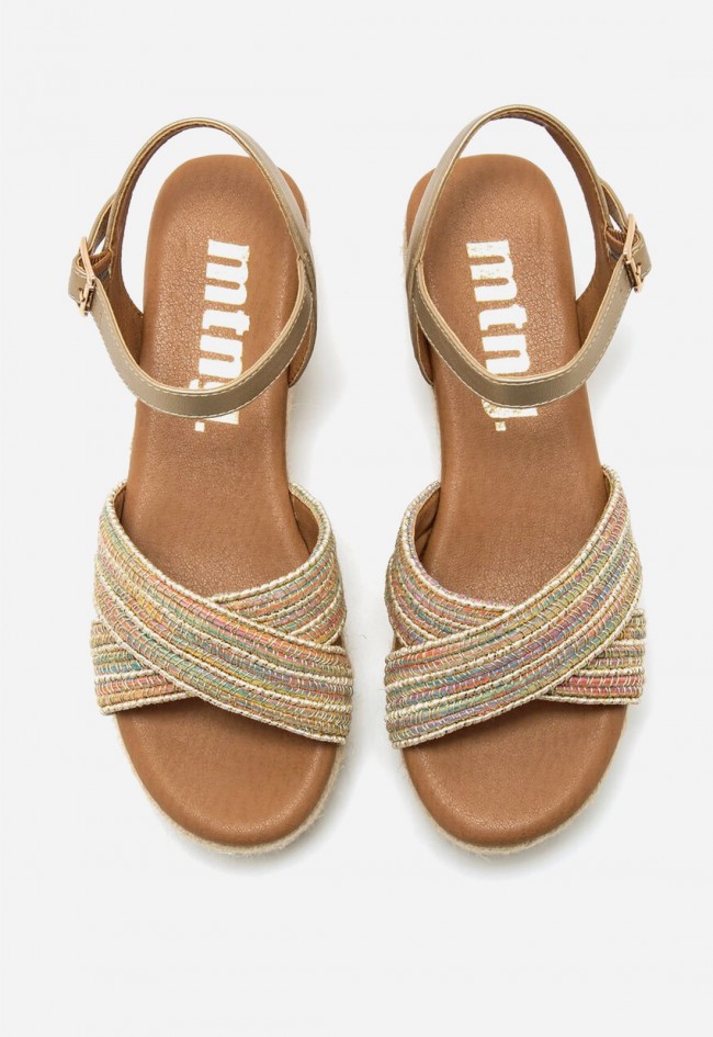 Sandalia de cuña beige Mustang Lita con tiras multicolor brillantes – estilo veraniego y confort vegano