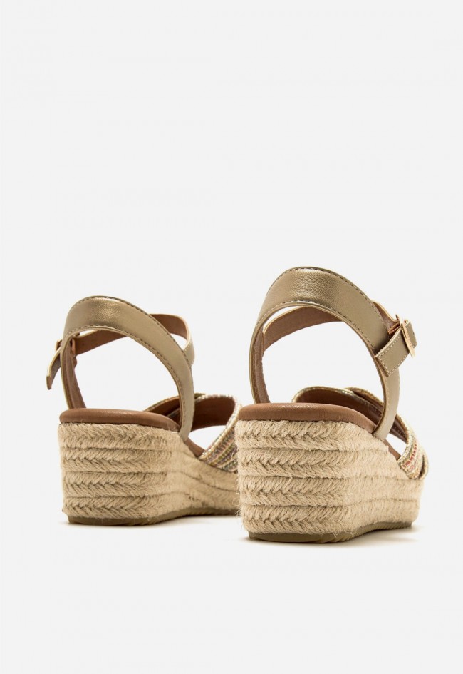 Sandalia de cuña beige Mustang Lita con tiras multicolor brillantes – estilo veraniego y confort vegano