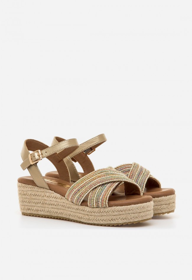 Sandalia de cuña beige Mustang Lita con tiras multicolor brillantes – estilo veraniego y confort vegano