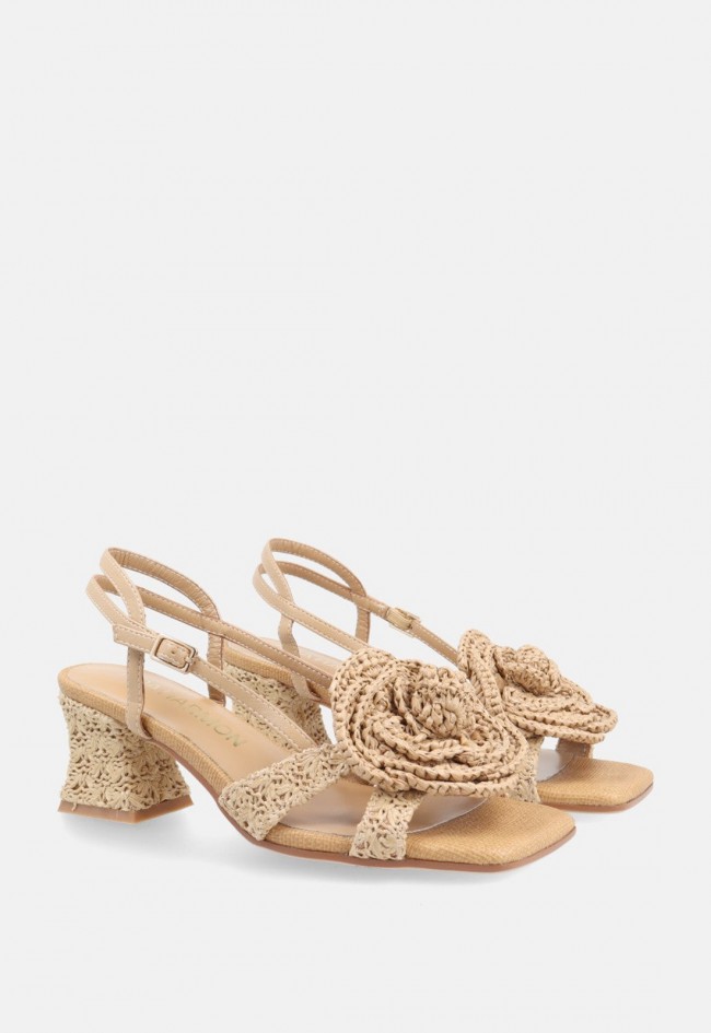 Sandalia de rafia color cuero con flor Noa Harmon ABRIL – feminidad y estilo sofisticado