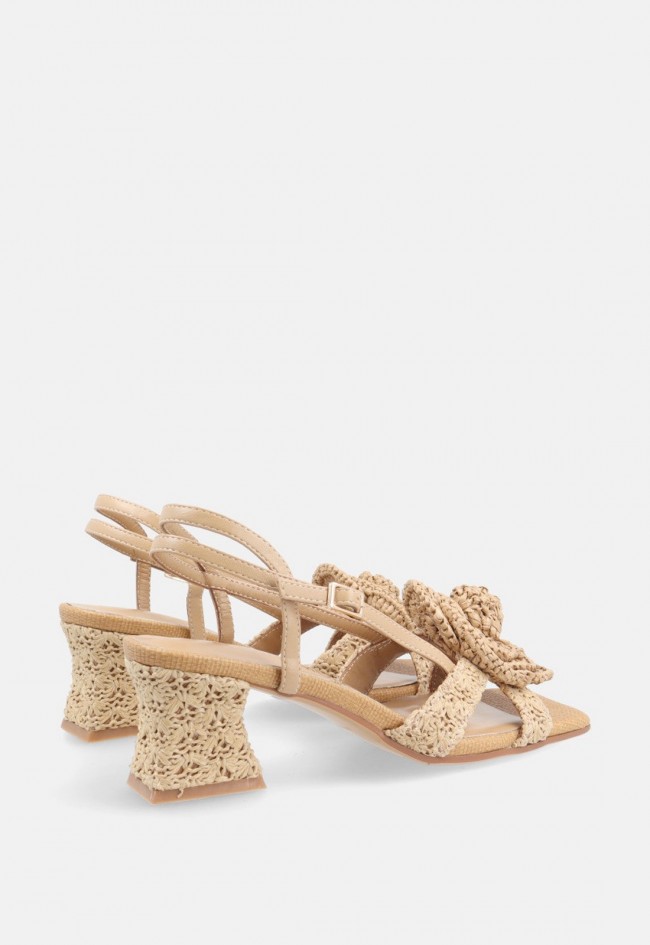 Sandalia de rafia color cuero con flor Noa Harmon ABRIL – feminidad y estilo sofisticado