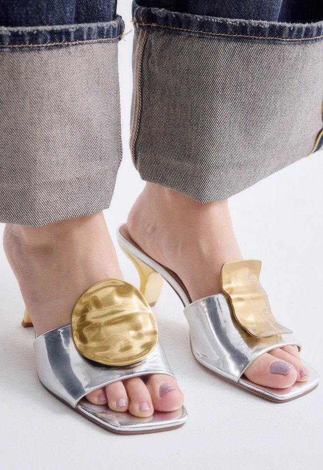 Sandalia plateada con adorno dorado Exé NINA-212 – brillo sofisticado para invitada