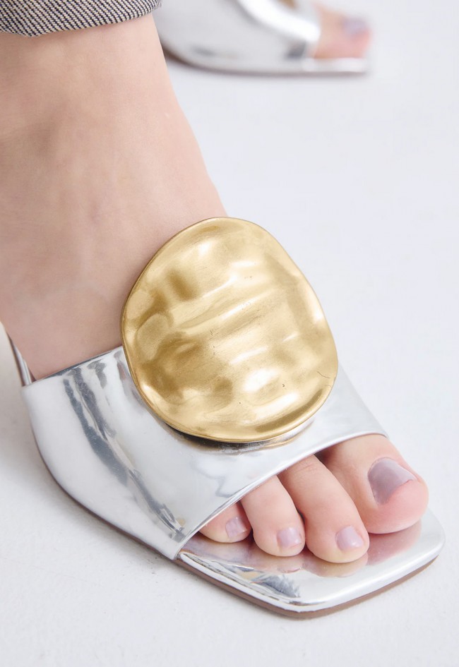 Sandalia plateada con adorno dorado Exé NINA-212 – brillo sofisticado para invitada