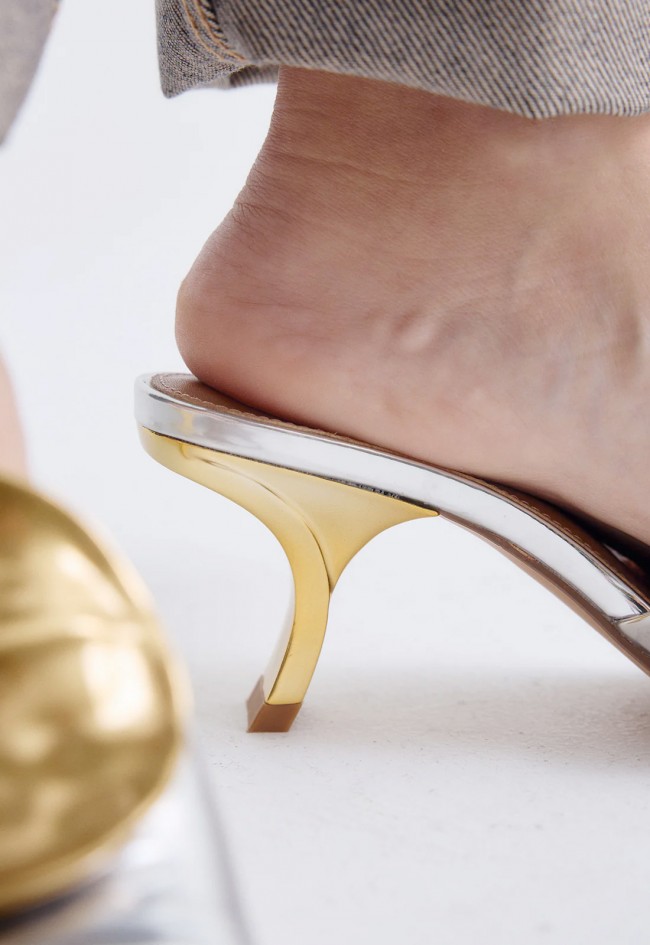 Sandalia plateada con adorno dorado Exé NINA-212 – brillo sofisticado para invitada