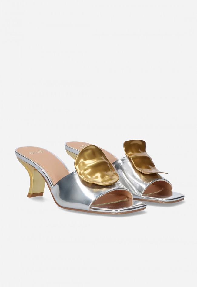 Sandalia plateada con adorno dorado Exé NINA-212 – brillo sofisticado para invitada