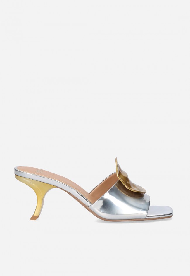 Sandalia plateada con adorno dorado Exé NINA-212 – brillo sofisticado para invitada