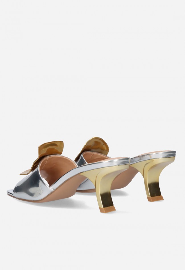 Sandalia plateada con adorno dorado Exé NINA-212 – brillo sofisticado para invitada