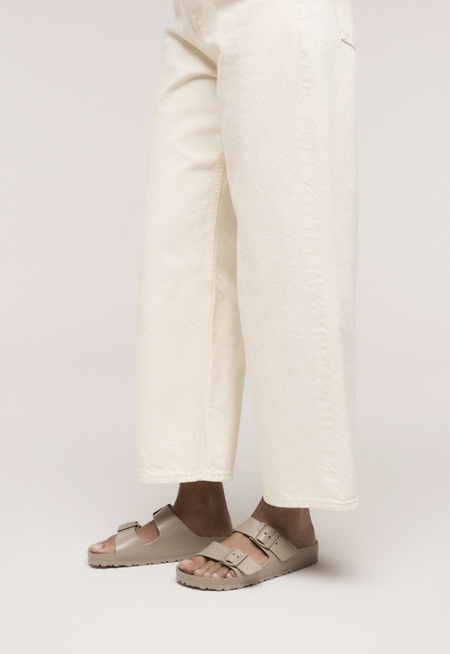 Sandalia Birkenstock Arizona EVA taupe – ultraligera, anatómica y resistente al agua