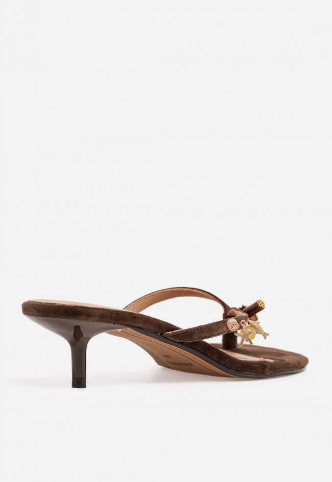 Sandalia de dedo marrón con charms VAS YR6006 – estilo joya y elegancia veraniega