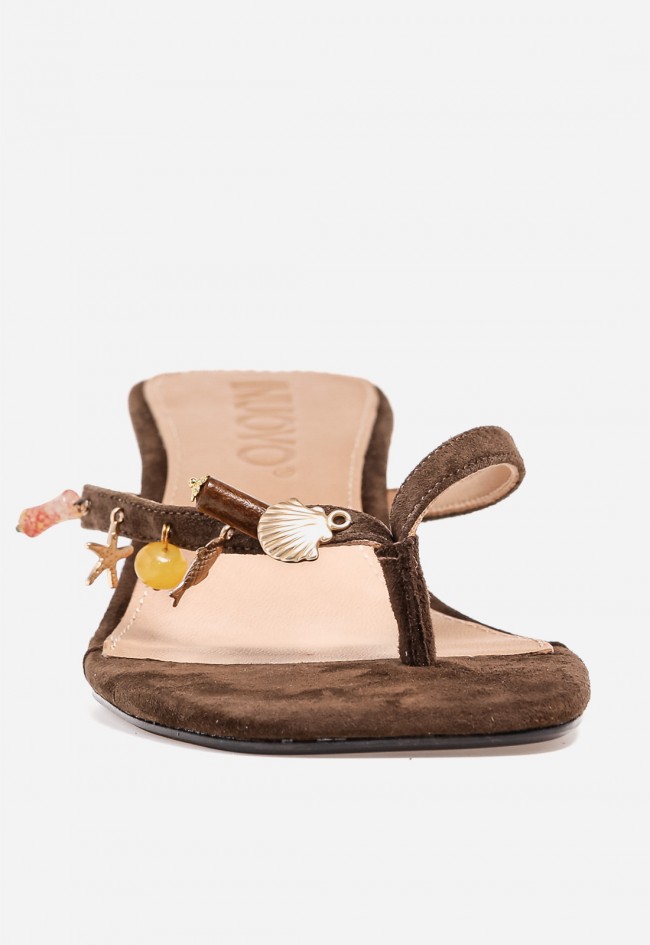 Sandalia de dedo marrón con charms VAS YR6006 – estilo joya y elegancia veraniega