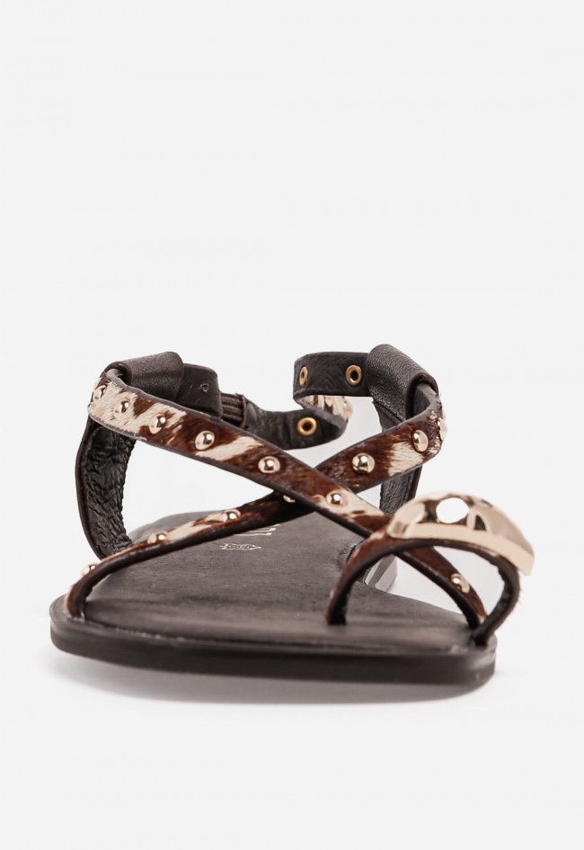 Sandalia plana de piel con tachuelas TOP 3 SF1696 – cómoda y en tendencia