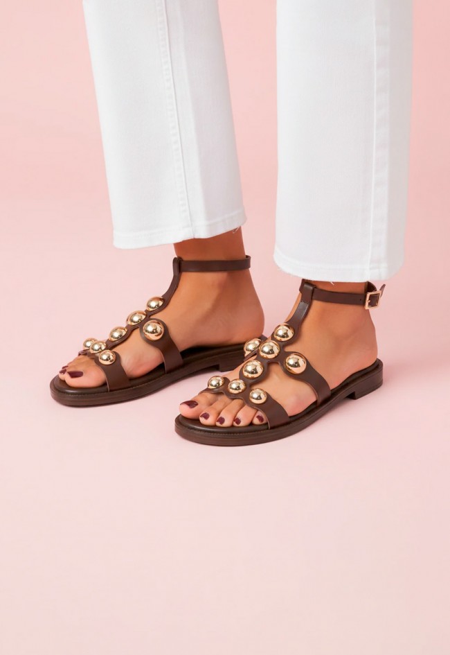 Sandalia romana de piel con tachuelas Porronet Carmen moka – cómoda y con estilo