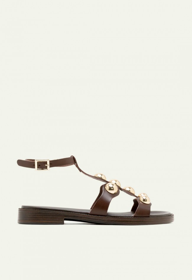 Sandalia romana de piel con tachuelas Porronet Carmen moka – cómoda y con estilo