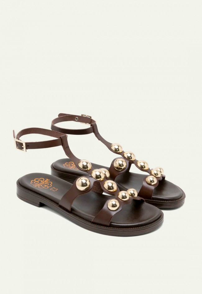 Sandalia romana de piel con tachuelas Porronet Carmen moka – cómoda y con estilo