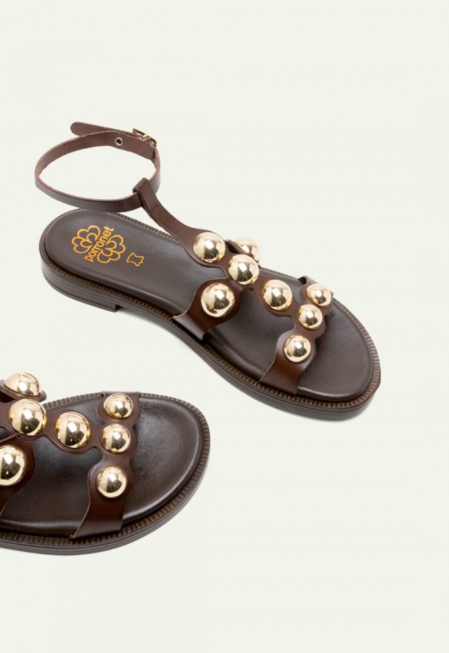 Sandalia romana de piel con tachuelas Porronet Carmen moka – cómoda y con estilo