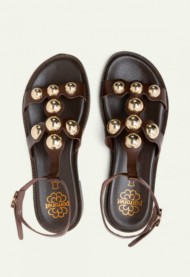 Sandalia romana de piel con tachuelas Porronet Carmen moka – cómoda y con estilo