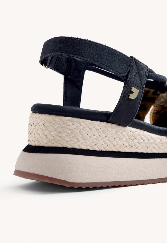 Sandalias de cuña Gioseppo Ugunja con bordado bicolor y ajuste cómodo